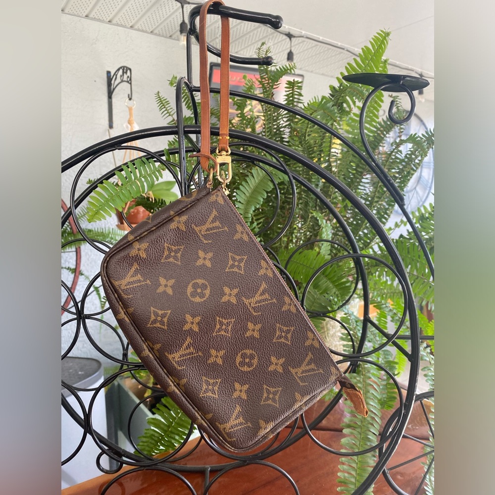 Authentic Louis Vuitton Monogram Pochette - Picture 1 of 9